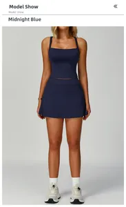 Conjunto de yoga azul medianoche con top de cuello cuadrado y falda plisada en modelo
