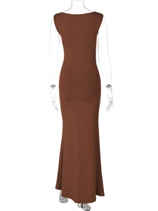 Detail der Rückenfreies Design und schmale Passform des langen braunen ärmellosen Maxikleid