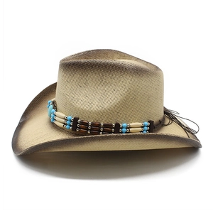 Détail d'un chapeau de cowboy en paille avec perles turquoise et bord dégradé brun