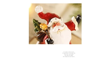 Detaillierte Nahaufnahme einer Weihnachtsmann-Figur aus Harz mit goldener Geschenktüte