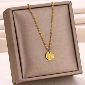 Collier élégant en acier inoxydable plaqué or 18 carats avec pendentif rose et cœur