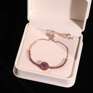 Details von Rotgold-Armband mit violettem Edelstein und verstellbarem Kordelzugverschluss