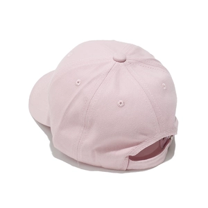 Detail of adjustable metal buckle strap on light pink cotton canvas baseball cap