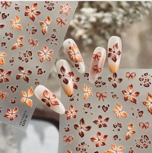 Makroaufnahme von M-1273 braunen Leoparden- und Blumen-geprägten 3D-Nagelaufklebern