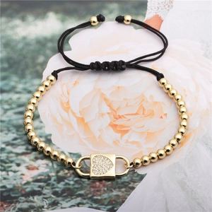 Verstellbares schwarzes Seilarmband mit goldenen Kupferperlen und Zirkonia-Herzanhänger