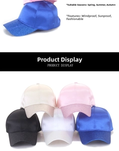 Détail de casquettes de baseball en satin avec visière pailletée en cinq coloris