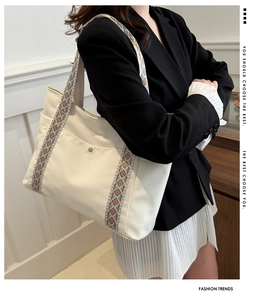 Dettaglio della borsa tote in nylon bianco sporco con tracolla in tessuto stile etnico