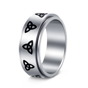 Dettaglio dell'anello girevole argento con motivi a nodo celtico di colore nero