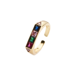 Détail d'une bague dorée sertie d'une rangée de zircons multicolores et pierres roses