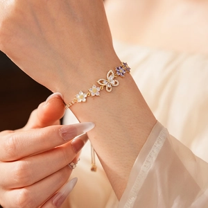 Detail eines Vintage Blumen und Schmetterling Armbands mit lila Zirkonia am Handgelenk