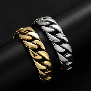 Bracelets gourmette en acier inoxydable poli or et argent sur un support noir chic