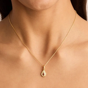 Collana vintage in acciaio inossidabile dorato con ciondolo a goccia e pietra rossa