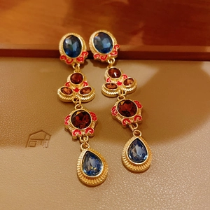 Vintage-Ohrhänger im Royal-Stil mit blauen und roten Edelsteinen auf Leder