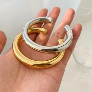 Schickes geometrisches Armreif-Set aus poliertem Edelstahl in Gold- und Silberoptik