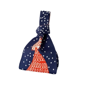 Sac à main en tricot bleu foncé avec pois blancs et motifs de montagne rouges