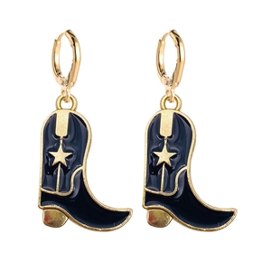 Détail de boucles d'oreilles bottes de cowboy en émail noir avec étoiles dorées
