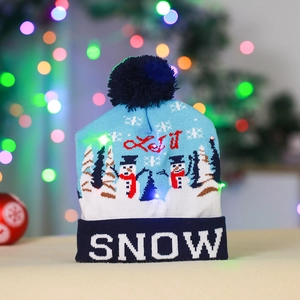 Berretto natalizio blu a LED con motivi di pupazzi di neve e testo Let It Snow luminoso