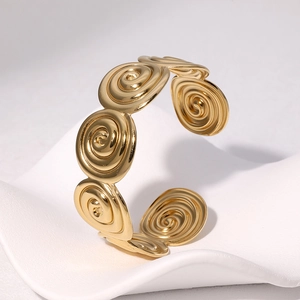 Bracelet jonc ouvert en acier plaqué or 18K avec un design unique de texture en spirale
