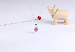 Detailansicht S925 Silberkette mit pinkfarbenem Kristall-Kugelanhänger für Damen