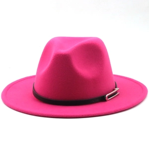 Détail du chapeau fedora fuchsia avec ceinture noire décorative et boucle métallique