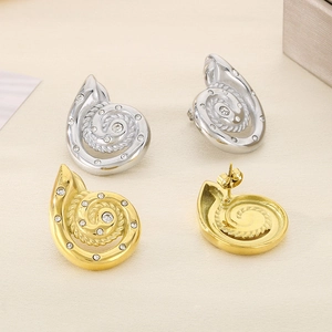 Detailansicht der spiralförmigen Muschel-Ohrstecker in Gold und Silber mit kleinen Kristallen