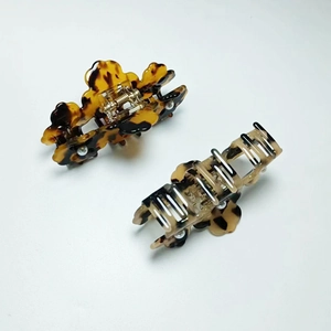 French style acetate clover claw hair clip with elegant tortoiseshell pattern for women