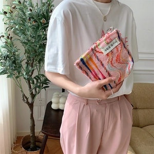 Sac à main en tricot rose à rayures arc-en-ciel avec texture ondulée et étiquette