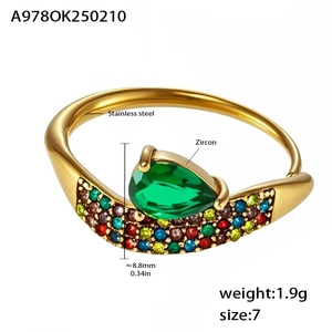 Dettaglio dell'anello placcato oro 18k con zircone a goccia verde e micro-intarsi colorati