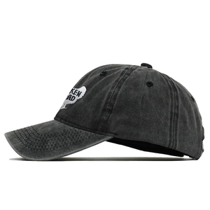 Détail d'une casquette de baseball en coton délavé avec broderie poulet et texte