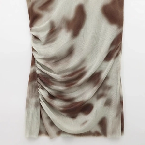 Braun-beige bedrucktes Netzkleid mit eleganten seitlichen Raffungen und Details