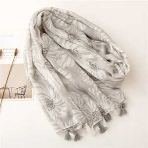 Écharpe en coton lin gris clair avec motif floral, franges et imprimé bohème léger