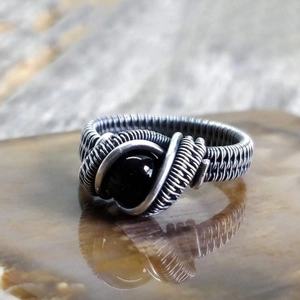 Vintage silver knot ring with round black onyx stone in a handcrafted wire design