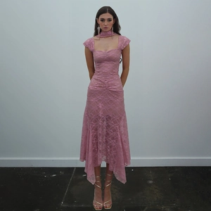 Vue détaillée de la robe longue en dentelle rose avec manches papillon et corsage plissé