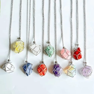 Affichage vertical de onze pendentifs en cristal naturel dans des colliers en maille