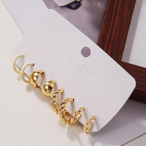 Detailansicht eines vierteiligen Ohrring-Sets aus Goldlegierung mit gedrehten Designs