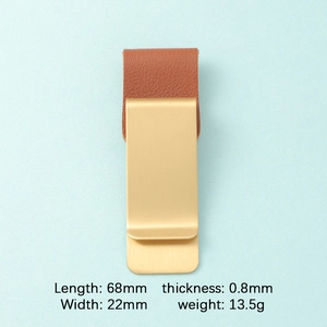 Dettaglio clip per penna vintage in ottone con parametri tecnici e pelle marrone