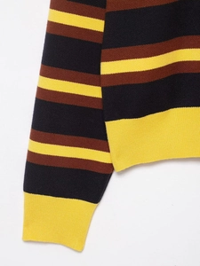 Detailaufnahme des gestreiften Strickgewebes mit Rippbündchen und gelb-braunen Texturen