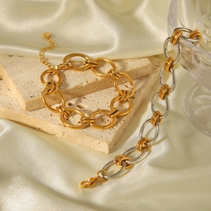 Bracelet à maillons épais bicolore or et argent en acier inoxydable sur socle en soie