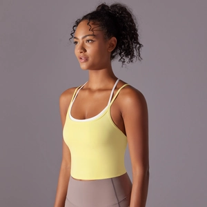 Détail de la brassière de sport jaune clair avec double bretelles et tissu extensible