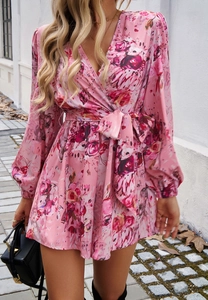 Dettaglio tuta rosa a fiori con scollo a V, cintura in vita e stampa a rose chic