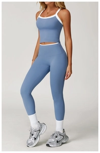 Detail der hellblauen High-Waist Yogahose und Sport-BH mit weißen Kontraststreifen