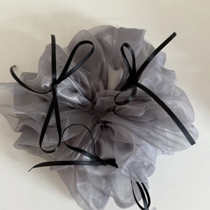 Lichtgrijze organza scrunchie met kantafwerking en kleine zwarte strikjes
