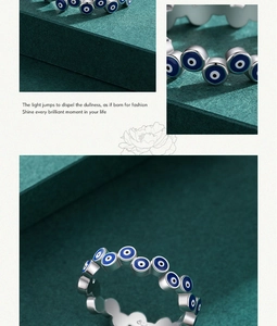 Nahaufnahme des S925 Silberrings mit blauen Emaille-Augen und detaillierter Prägung