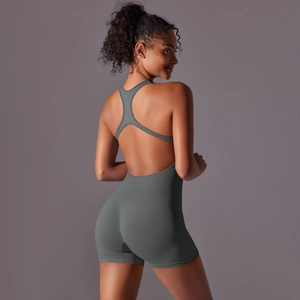 Détail d'un body de yoga sans couture gris avec taille côtelée et dos ouvert sportif