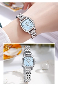 Gros plan d'une élégante montre à quartz pour femme avec cadran bleu clair et acier argenté