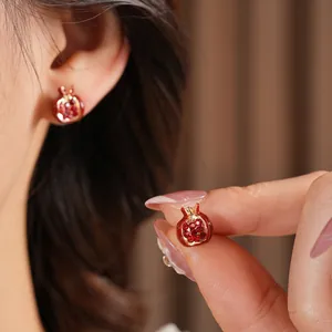 Orecchini a perno melograno vintage con smalto rosso e zirconi per look elegante