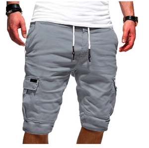 Detailweergave van grijze cargo shorts met multi-pocket design en verstelbaar trekkoord