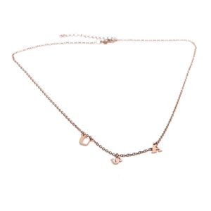 Collier en acier inoxydable or rose avec pendentif lettres USA sur fond blanc