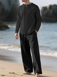 Herren-Set aus Baumwollleinen mit schwarzem Langarmhemd und weiter Hose für den Urlaub