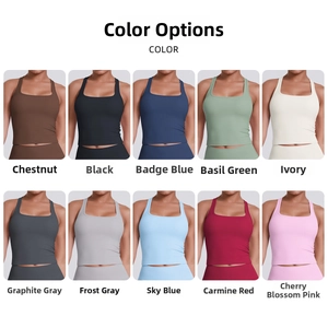 Grille montrant 10 couleurs vives de débardeurs de sport et de yoga pour femmes